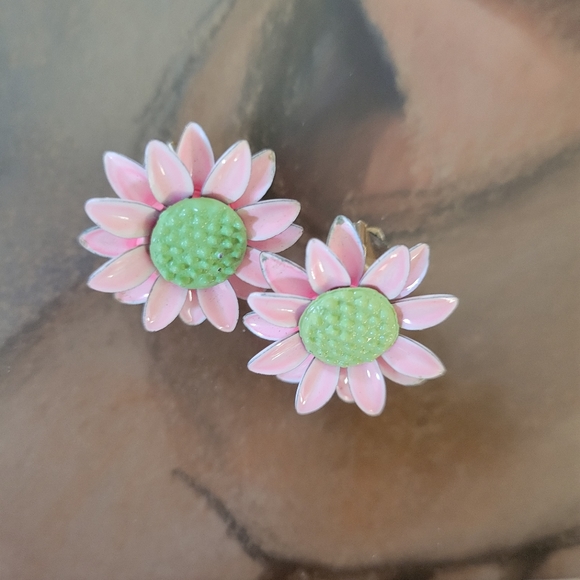 Vintage Pink Daisy Clip-On earrings ~ 1960s Mod ~ Flower Power~ Cute! - Picture 4 of 15